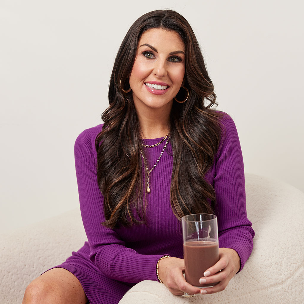 blender-bites-founder-chelsie-hodge-holding-1-step-drink